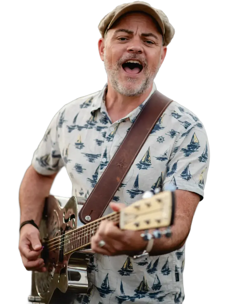 Stephan Schmitt, Gitarrist und Sänger von famos., singt mit der Gitarre über der Schulter