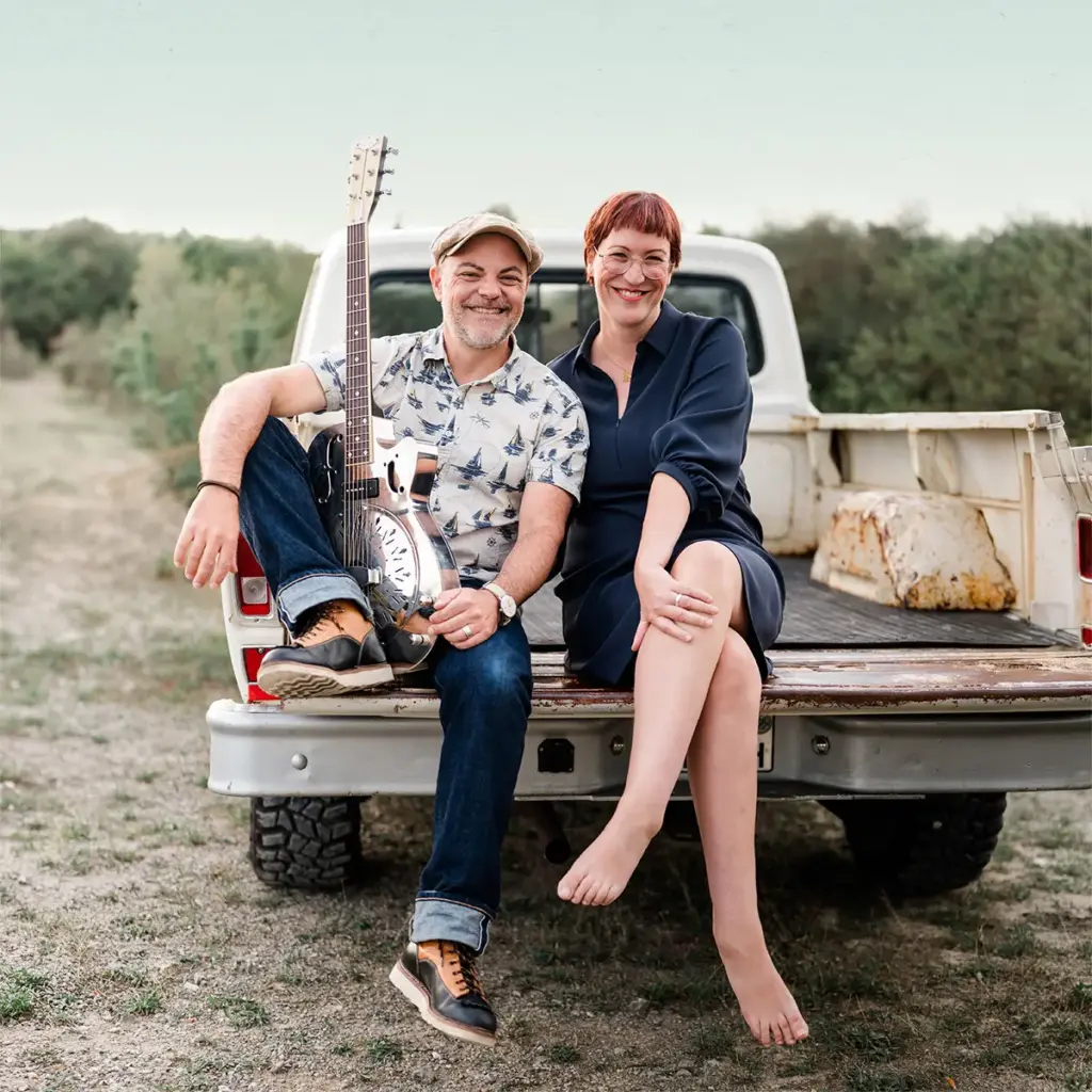 famos. Duo auf der Ladefläche eines Pickups: Stephan Schmitt mit Gitarre und Conny Morath