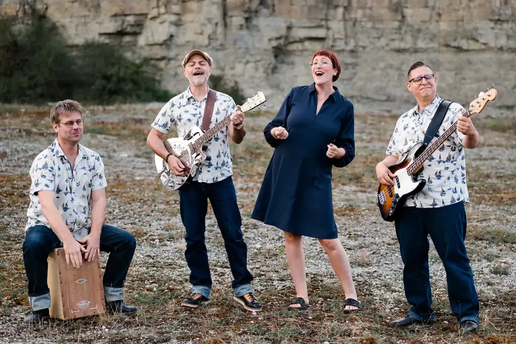 famos. Quartett live im Steinbruch: Stephan Schmitt an der Gitarre und Conny Morath singen gemeinsam, daneben Jan Reinelt am Bass